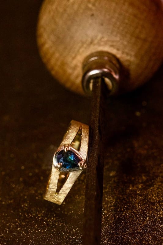 Anello in oro 750 con zaffiro taglio goccia — incisione satinata fatta a mano
