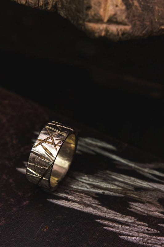Fascia in argento 925 con finitura a intaglio, realizzata a mano