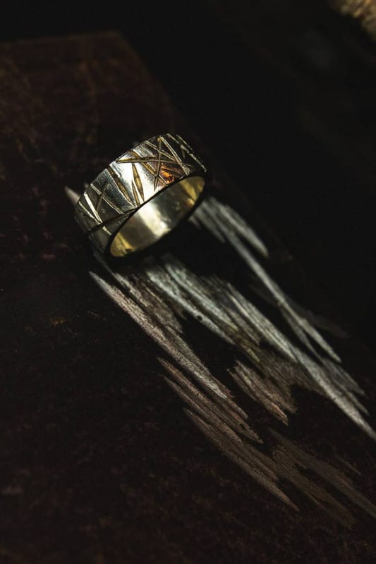 Fascia in argento 925 con finitura a intaglio, realizzata a mano