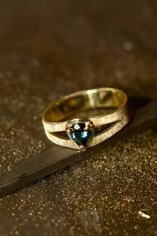 Anello in oro 750 con zaffiro taglio goccia — incisione satinata fatta a mano